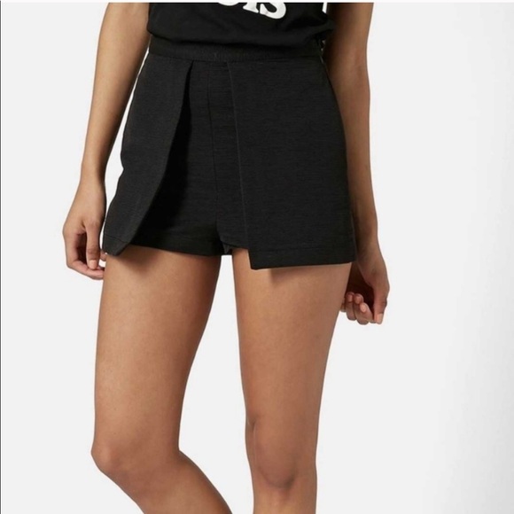 Topshop peekaboo Shorts in black. Size 4 - Picture 3 of 8